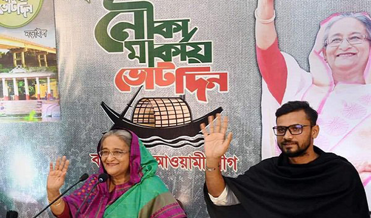 প্রধানমন্ত্রীর পাশে বসে নৌকায় ভোট চাইলেন