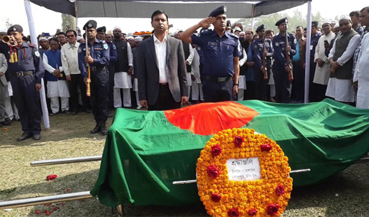মায়ের কবরের পাশে চির নিদ্রায় শায়িত এমপি