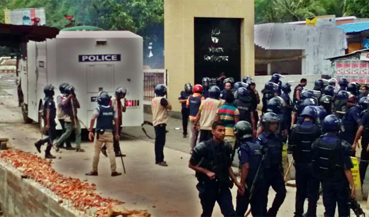 চবি ছাত্রলীগের একাংশের সঙ্গে পুলিশের সংঘ