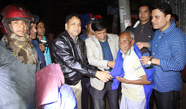 গভীর রাতে শীতবস্ত্র নিয়ে বাড়ি বাড়ি পুলিশ
