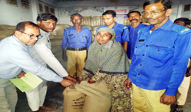 নাটোরে ৪৩২জন হতদরিদ্রকে ভিজিডির চাল বিতর