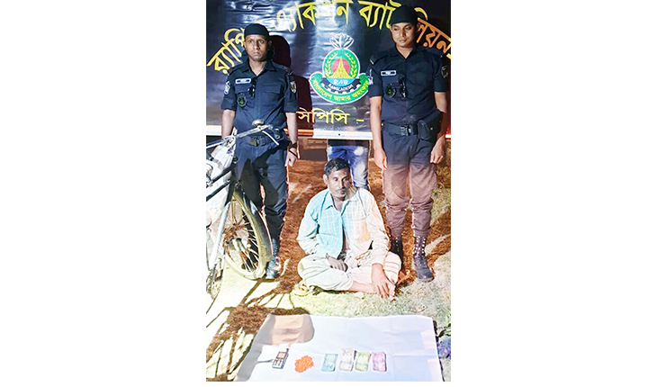 নাটোরে ইয়াবাসহ এক যুবককে আটক করেছে র‌্যা