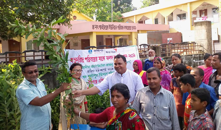 বীরগঞ্জে ওয়ার্ল্ড ভিশন এর সহায়তায় বৃক্ষ