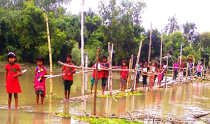 ঝুঁকিপূর্ণ সাঁকো পেরিয়ে স্কুলে যেতে হয় শ