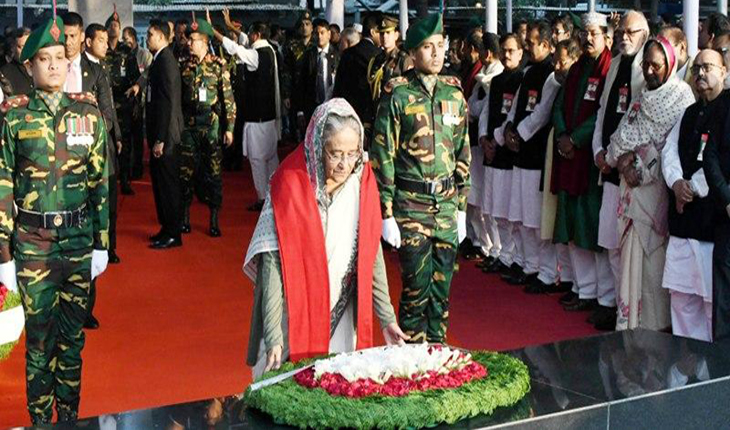 বঙ্গবন্ধুর প্রতিকৃতিতে প্রধানমন্ত্রীর শ্