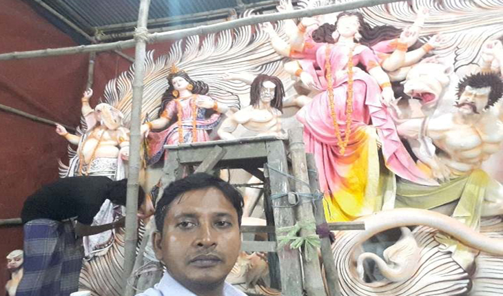 মির্জাপুরে পূজামন্ডপে তুলির আচরে চলছে শে
