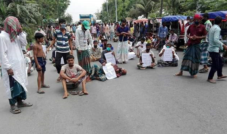 ঘাটাইলে ত্রাণ সহায়তার দাবিতে সড়ক অবরোধ ক