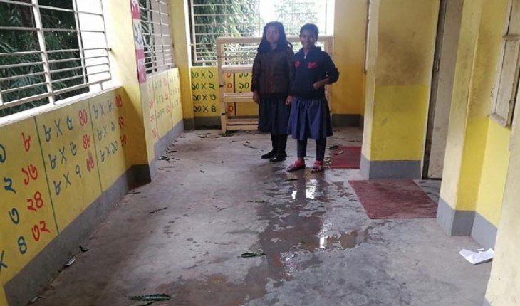 অস্বাস্থ্যকর পরিবেশ ও দুর্গন্ধে স্কুলে য