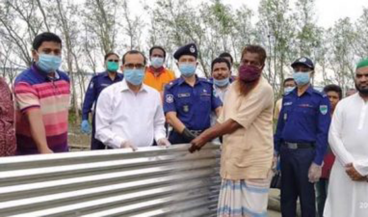 আম্পানে দুর্গত মানুষের মাঝে খাদ্যসামগ্রী