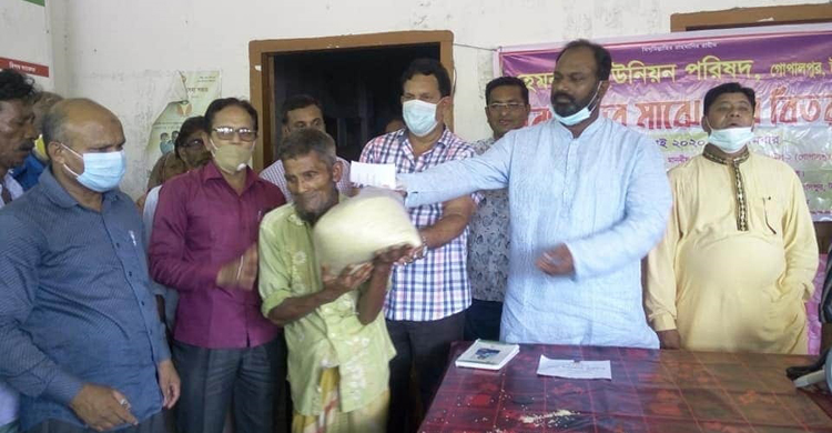 হেমনগরে প্রধানমন্ত্রীর উপহার বিতরণ করলেন
