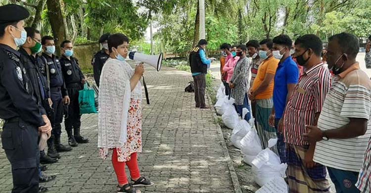 আত্মসমর্পনকৃত ২৮৪ জলদস্যুর হাতে ঈদ সামগ্