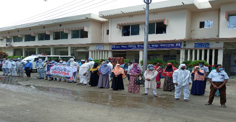 কালিহাতীতে সামাজিক দূরত্ব না মেনে চিকিৎস