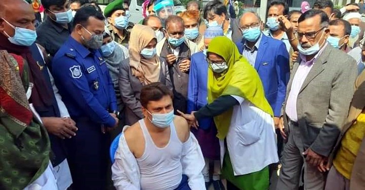 কোভিট ভ্যাকসিন টিকা নিলেন এমপি সোহেল হাজ