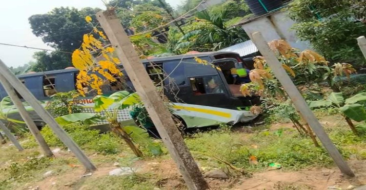 কালিয়াকৈরে যাত্রীবাহী বাসের  চাপায় অটোরি