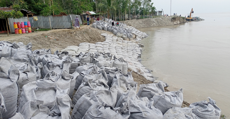 বাড়ছে যমুনা নদীর পানি, শুরু হয়েছে ভাঙন  