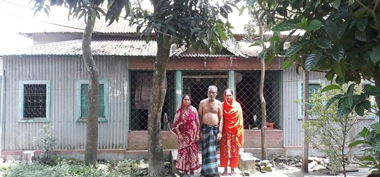 সখিপুরে সংখ্যালঘু একটি পরিবারকে একঘরে কর
