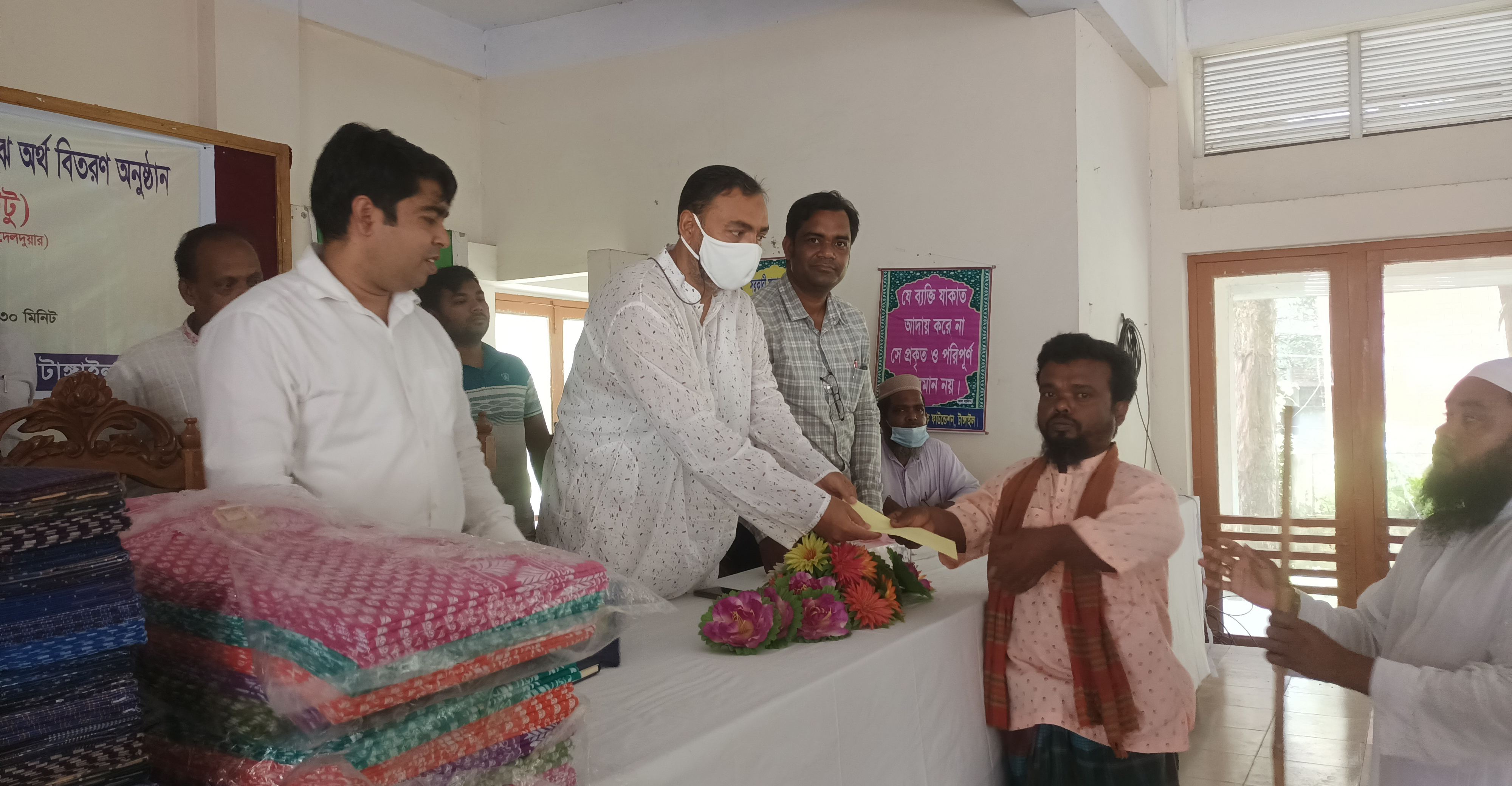 নাগরপুরে দুস্থদের মাঝে সরকারি অর্থ বিতরণ