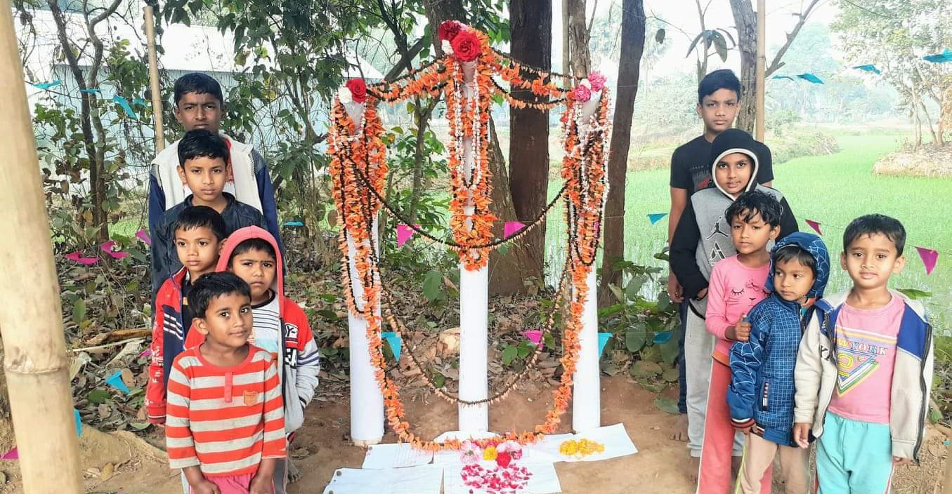 কলা গাছের শহীদ মিনারে শিশুদের শ্রদ্ধা