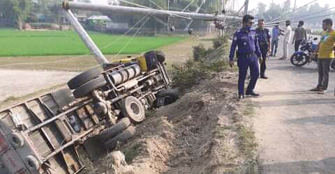ঘাটাইলে সিমেন্ট ভর্তি ট্রাক খাদে, আহত ২
