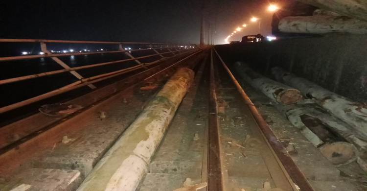 বঙ্গবন্ধু সেতুর উপর ট্রাক উল্টে রেললাইনে