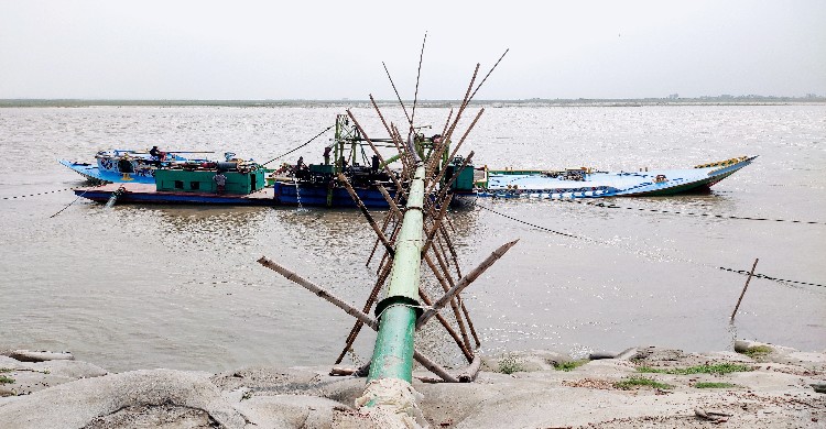 বালু আনলোড ড্রেজারে ধ্বসে পড়ছে গাইড বাঁধ