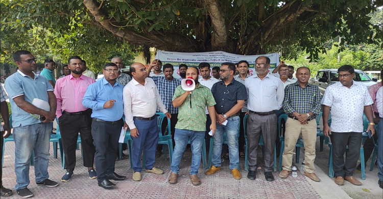 টাঙ্গাইলে ১০ম গ্রেড বাস্তবায়নের দাবিতে স
