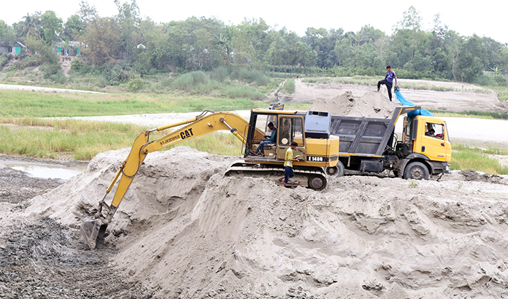 টাঙ্গাইলে পৌলী নদী থেকে বালু উত্তোলন টাঙ্গাইলে পৌলী নদী থেকে বালু উত্তোলন