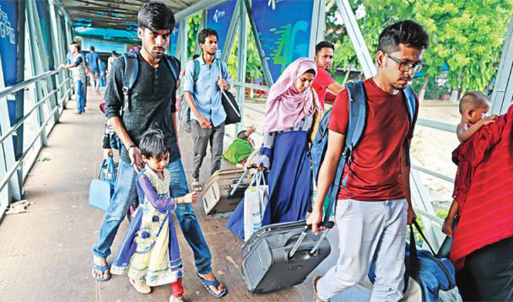 সদরঘাট পৌঁছাতেই নাকাল যাত্রীরা  সদরঘাট পৌঁছাতেই নাকাল যাত্রীরা