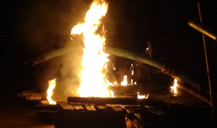 অবৈধভাবে বালু উত্তোলনের ড্রেজার পুড়িয়ে দ