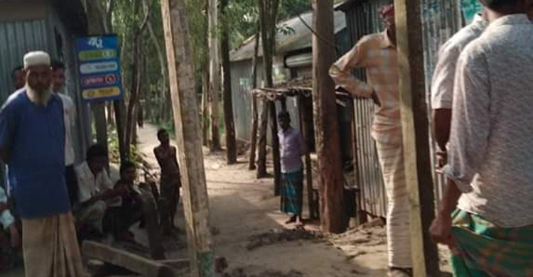কালিহাতীতে সরকারি রাস্তা দখল করে ঘর তৈরি