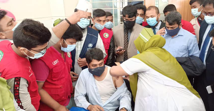 বাগেরহাটে করোনা ভ্যাকসিন নিলেন ডিসি, এসপি, সিভিল সার্জন,সাংবাদিক বাগেরহাটে করোনা ভ্যাকসিন নিলেন ডিসি, এসপ