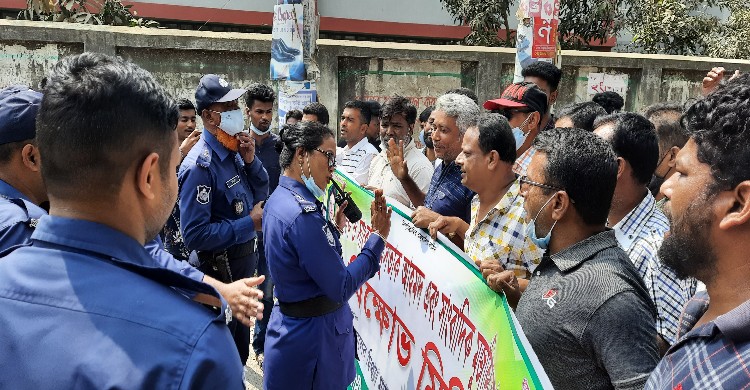 টাঙ্গাইলে পুলিশি বাধায় স্বেচ্ছাসেবকদলের